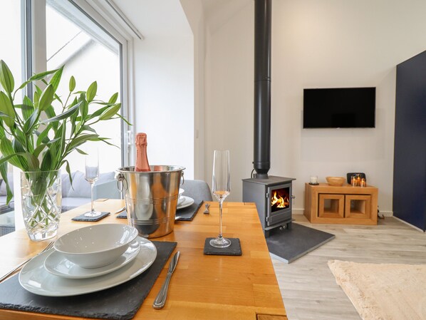 Dining - 3 Mountain View (Llangefni)