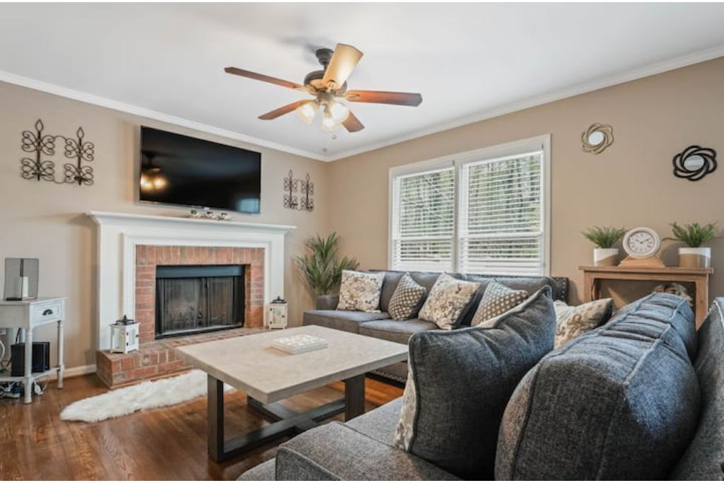Lavish 2 bedroom townhouse with free parking