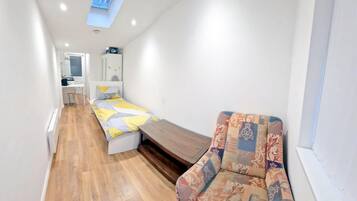 Studio | Iron/ironing board, free WiFi, bed sheets