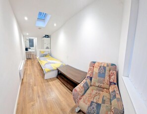 Estudio | Tabla de planchar con plancha, wifi gratis y ropa de cama 