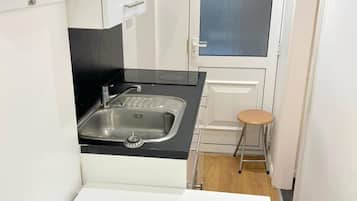 Studio | Private kitchen | Fridge, microwave, stovetop, electric kettle