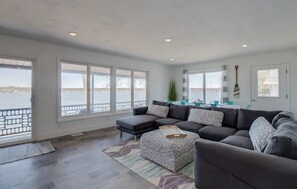 Smart-TV, DVD-spiller og bøker