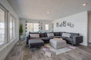 Smart-TV, DVD-spiller og bøker