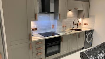Appartement | Privékeuken | Een koelkast, een microgolfoven, een oven, een kookplaat
