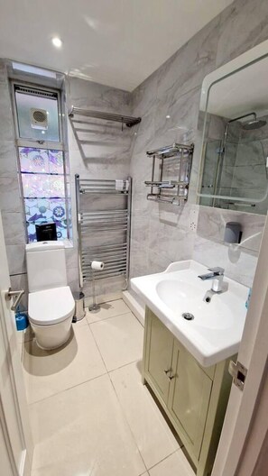 Ein modernes Badezimmer mit Toilette, Dusche und Waschbecken.