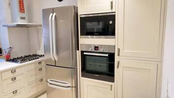 House | Private kitchen | Fridge, microwave, oven, stovetop