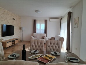 House (Three Bedroom Holiday Home with Terra) | Dining room
