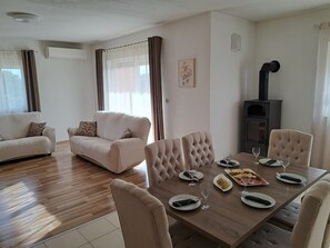 House (Three Bedroom Holiday Home with Terra) | Dining room