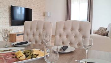 House (Three Bedroom Holiday Home with Terra) | Ruang makan