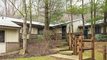 Studio (2 Bedrooms) | Front of property