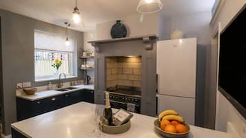 Cottage | Private kitchen | Fridge, dishwasher, electric kettle, toaster