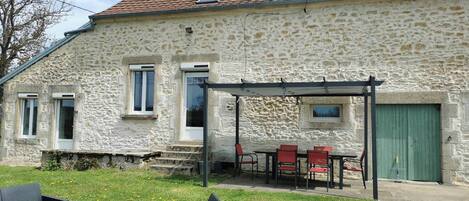 المنشأة من الخارج