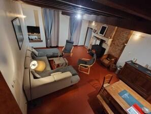 スマートテレビ、暖炉、書庫