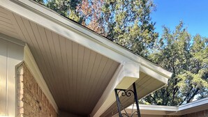 A brick house with a covered porch and a metal gate. - 5522 David & Jennie’s place 5 minutes to a community park (Houston)