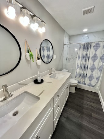 Shower, hair dryer, towels, soap. 5522 David & Jennie’s place 5 minutes to a community park