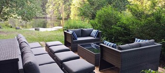 Waterfront Cottage w/king bed, hot tub, theatre, gym & more