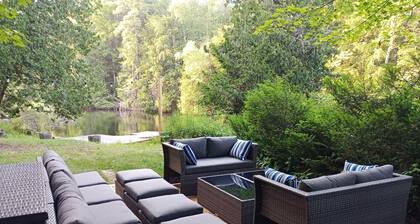 Waterfront Cottage w/king bed, hot tub, theatre, gym & more