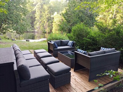 Waterfront Cottage w/king bed, hot tub, theatre, gym & more