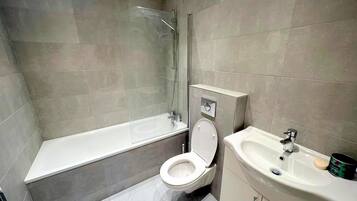 Combined shower/tub, deep soaking tub, hair dryer, towels