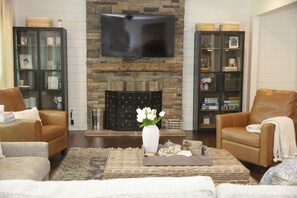 Smart TV, chimenea, videojuegos y tenis de mesa 