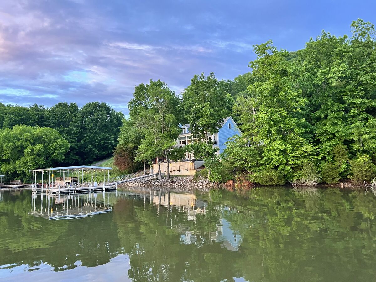 Family Friendly Lake House-Steps from Tims Ford Lake, private dock