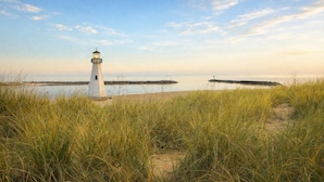 Un phare offrant une vue dégagée sur la plage et la mer environnantes.