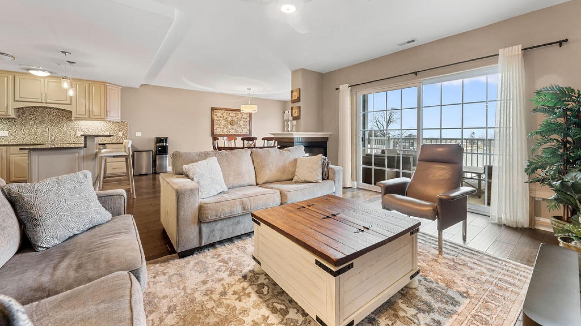 TV connectée, cheminée, lecteur de DVD