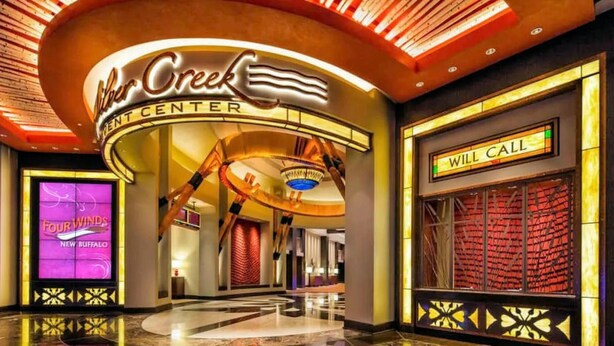 L’intérieur de l’espace dédié à la remise des réservations au Will Creek Hotel Center se distingue par un panneau « Will Call » bien visible et un grand motif circulaire au plafond.