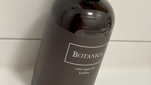 En flaska med flytande tvål och en pumpdispenser.