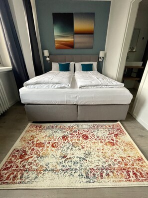 Kahden hengen economy-huone | Yksilöllisesti sisustettu, yksilöllisesti kalustettu, työpöytä