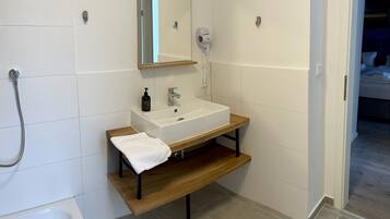 經典雙人房 | 浴室 | 淋浴設備、淋浴花灑、吹風機、毛巾