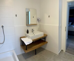 Kahden hengen classic-huone | Kylpyhuone | Suihku, sadesuihkupää, hiustenkuivaaja, pyyhkeet