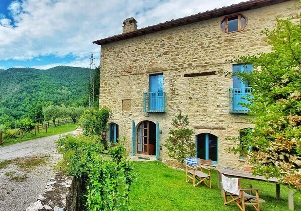 Terrace/patio - Charming rustic country house in northern Umbria with exclusive use of pool (Umbria)