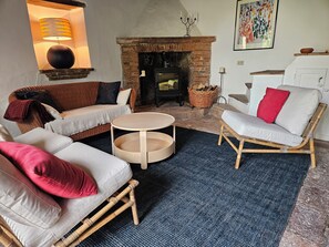 Fireplace, books, stereo