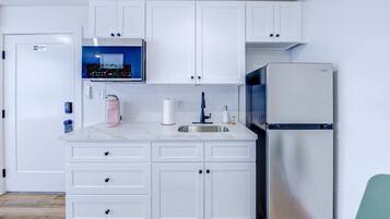 Kjøleskap, mikrobølgeovn, kaffetrakter/tekoker og brødrister