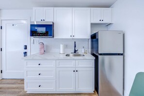 冷蔵庫、電子レンジ、コーヒー / ティーメーカー、トースター