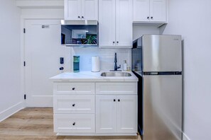 Een koelkast, een magnetron, een koffiezetapparaat/waterkoker