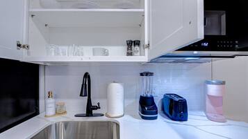 Geladeira, micro-ondas, cafeteira/chaleira, torradeira