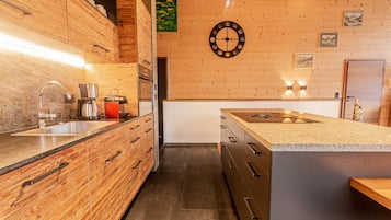 Een koelkast, een magnetron, een oven, een kookplaat