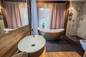 Badewanne, Haartrockner, Handtücher
