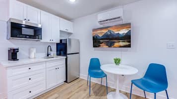 Kühlschrank, Mikrowelle, Wasserkocher mit Kaffee-/Teezubehör