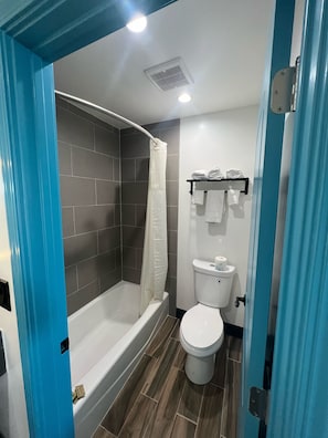 Habitació prèmium, 2 llits de matrimoni | Bany | Banyera, banyera profunda, assecador de cabells i tovalloles
