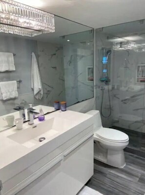 Secador de cabelo, toalhas de banho, sabonete, shampoo