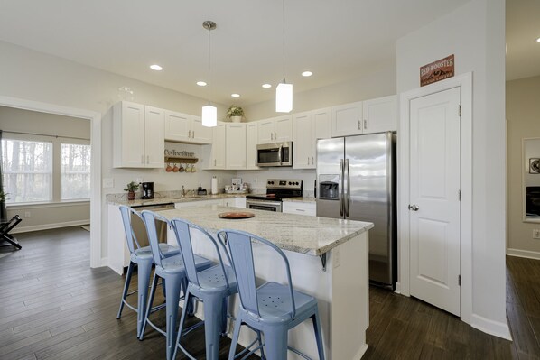 Køleskab, mikrobølgeovn, ovn, kogeplade