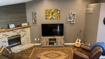 Smart TV, chimenea, libros