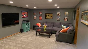 Smart TV, chimenea, libros