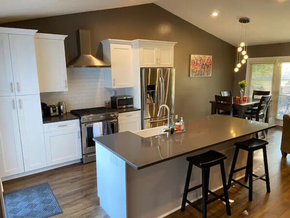 Refrigerador, microondas, horno y parrilla de estufa 