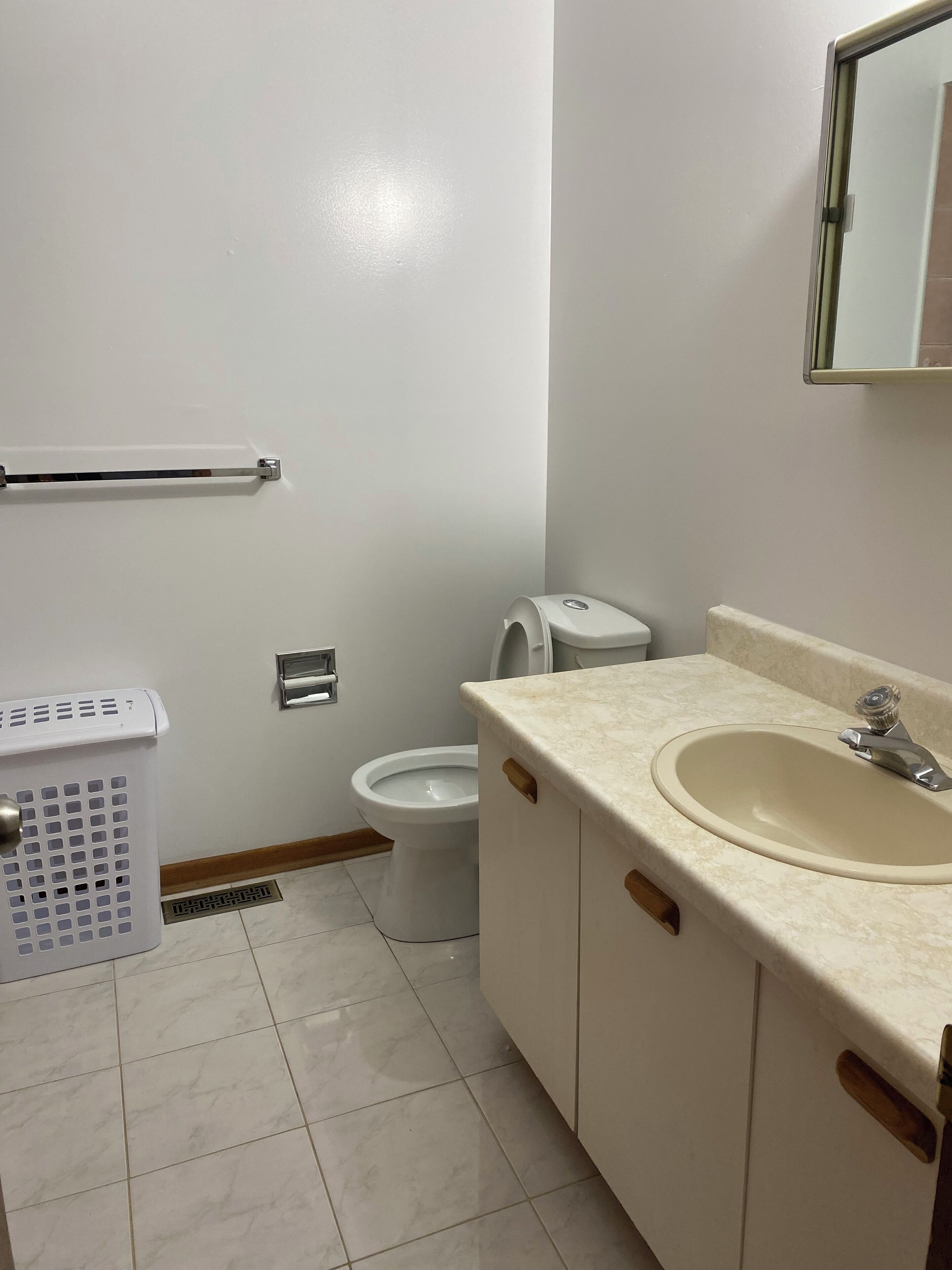 Signature Room | Bathroom | Combined shower/tub, hair dryer, towels, soap