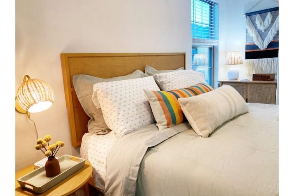 Deluxe Studio w/great location! Sleek & stylish! Joplin Vrbo