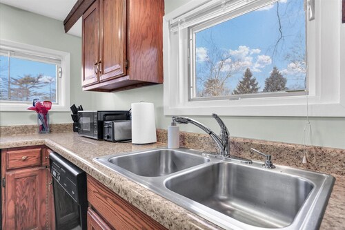 Cozy 2 Bedroom Home Mins from Downtown Champaign